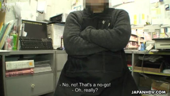 Voyeur catches a couple have oral in a sex shop
